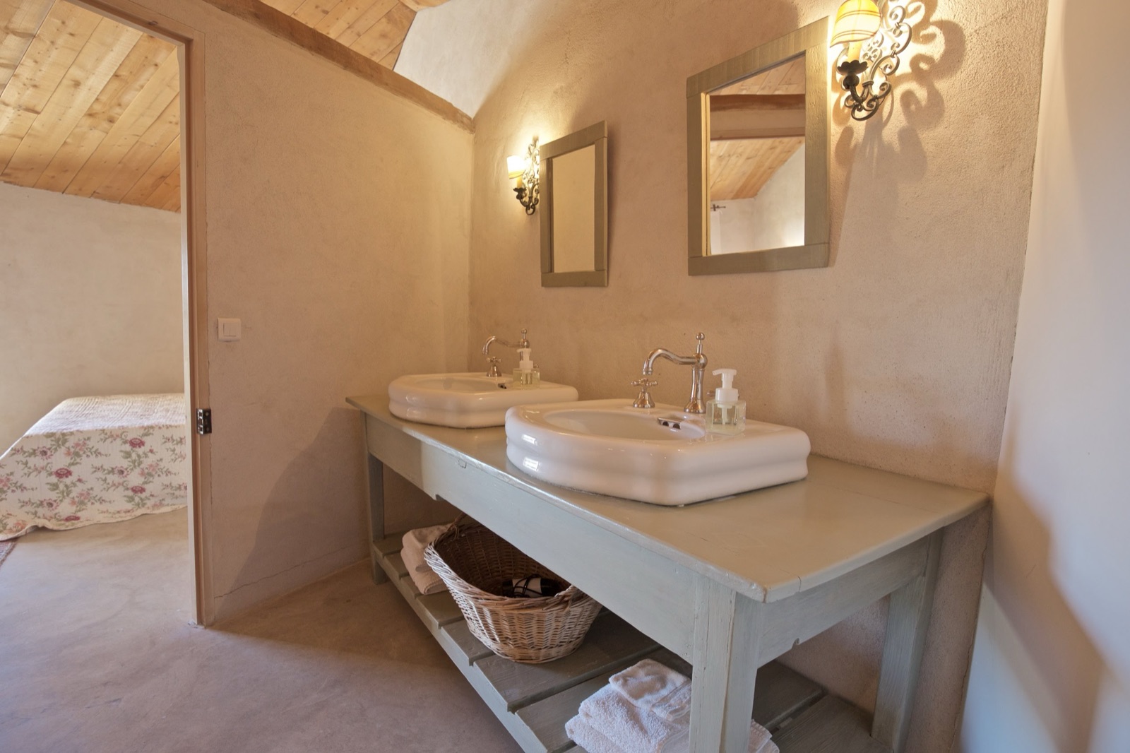 Salle de douche de la chambre La Fenière