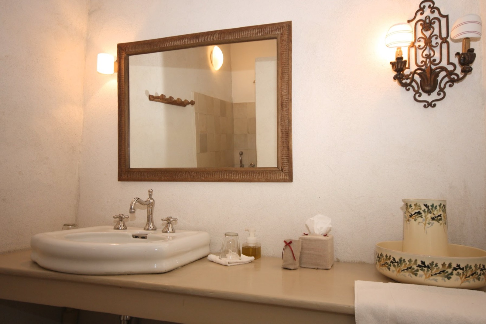 Salle de douche de la chambre Les Pierres