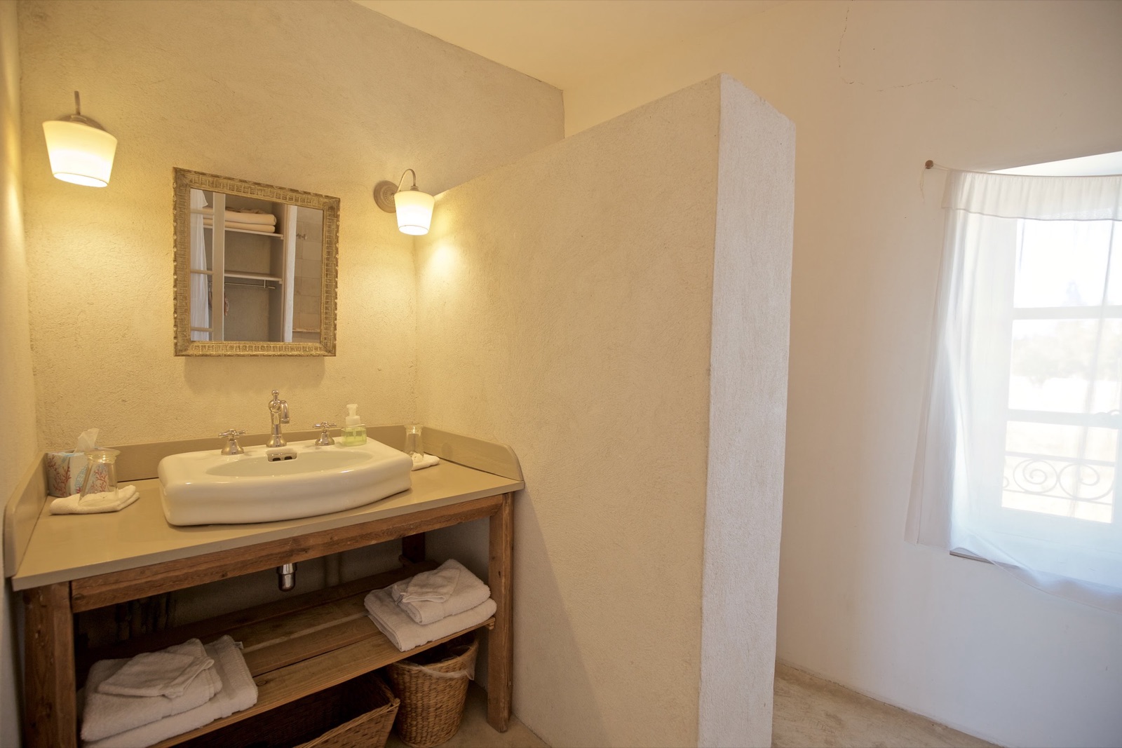 Salle de douche de la chambre Les Roses