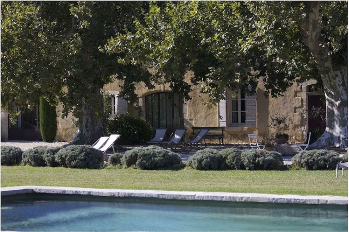 Façade et transats au bord de la piscine