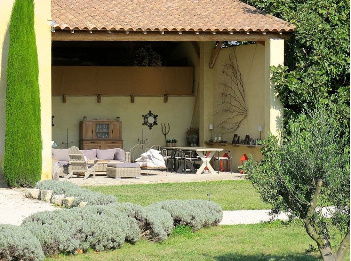 Terrasse couverte et salon extérieur