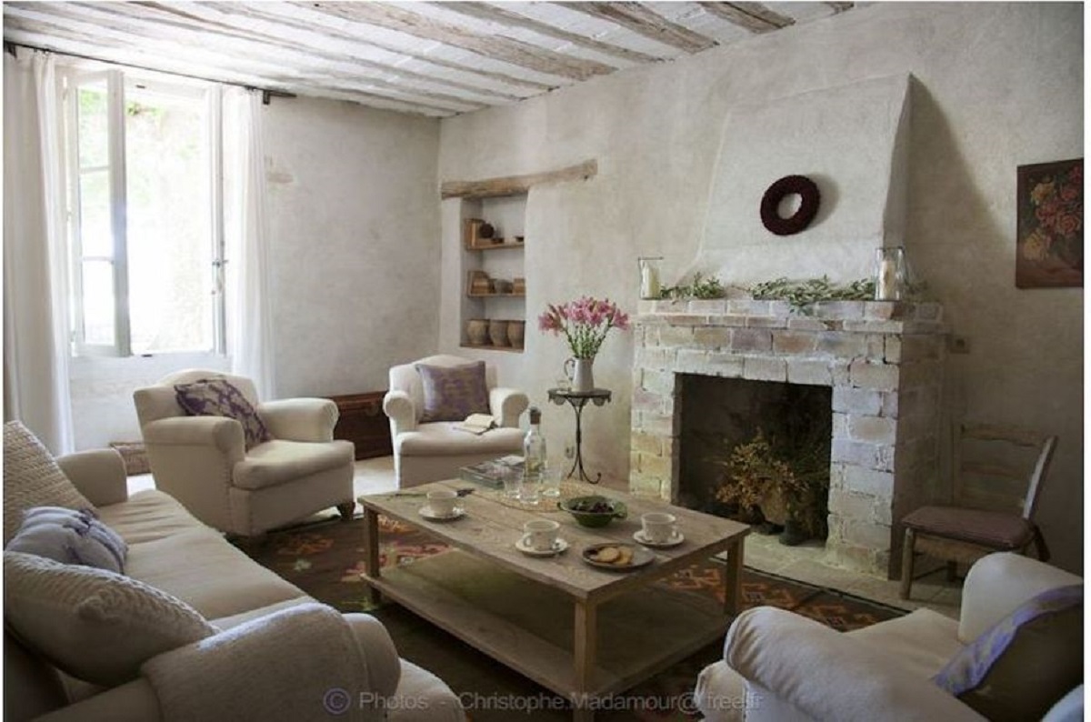 Salon avec cheminée et poutres