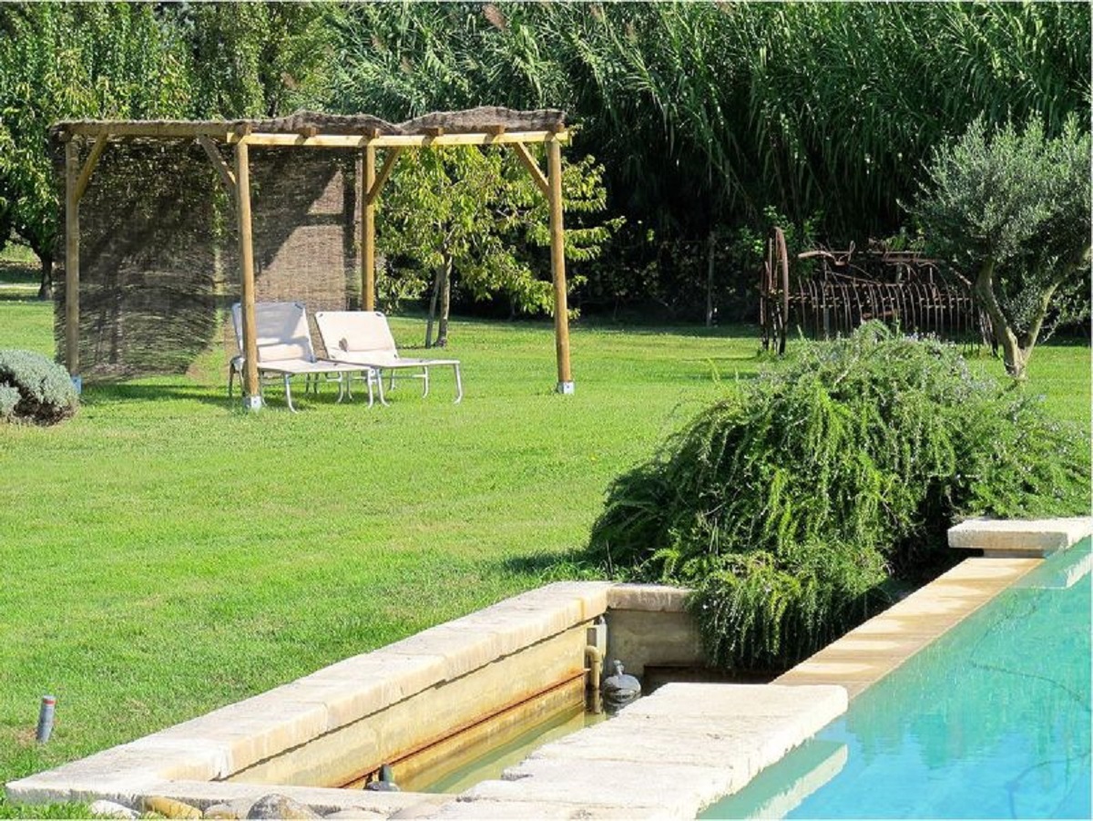 Pergola et jardin au bord de la piscine