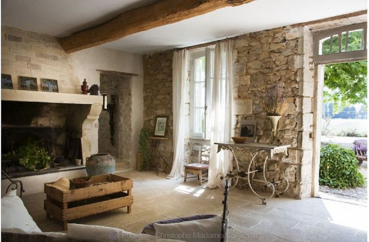 Salon en pierre, cheminée monumentale