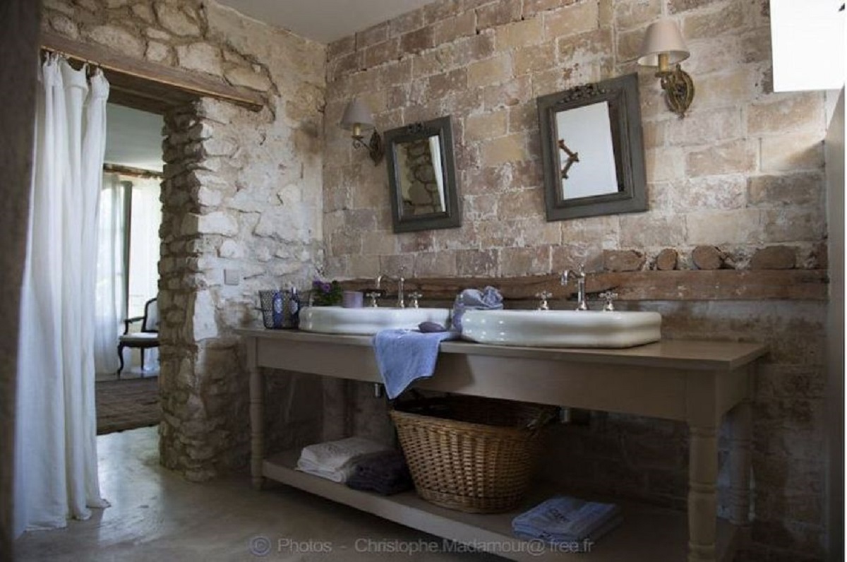 Salle de bain en pierre, double vasque