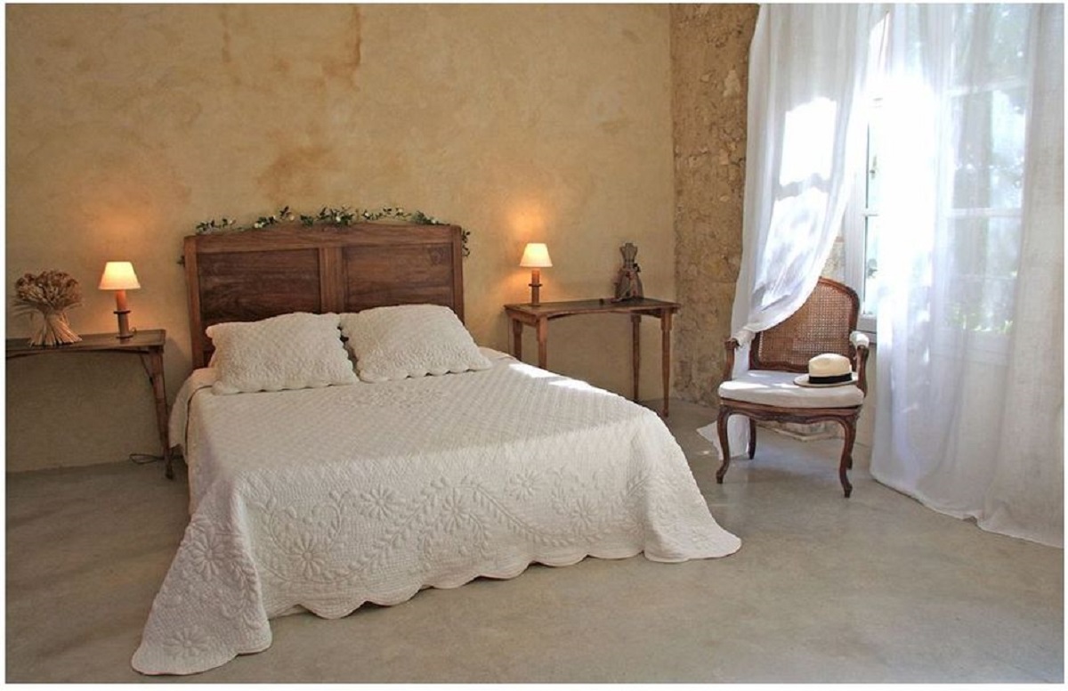 Chambre Jardin — lit double, murs à la chaux, mobilier ancien