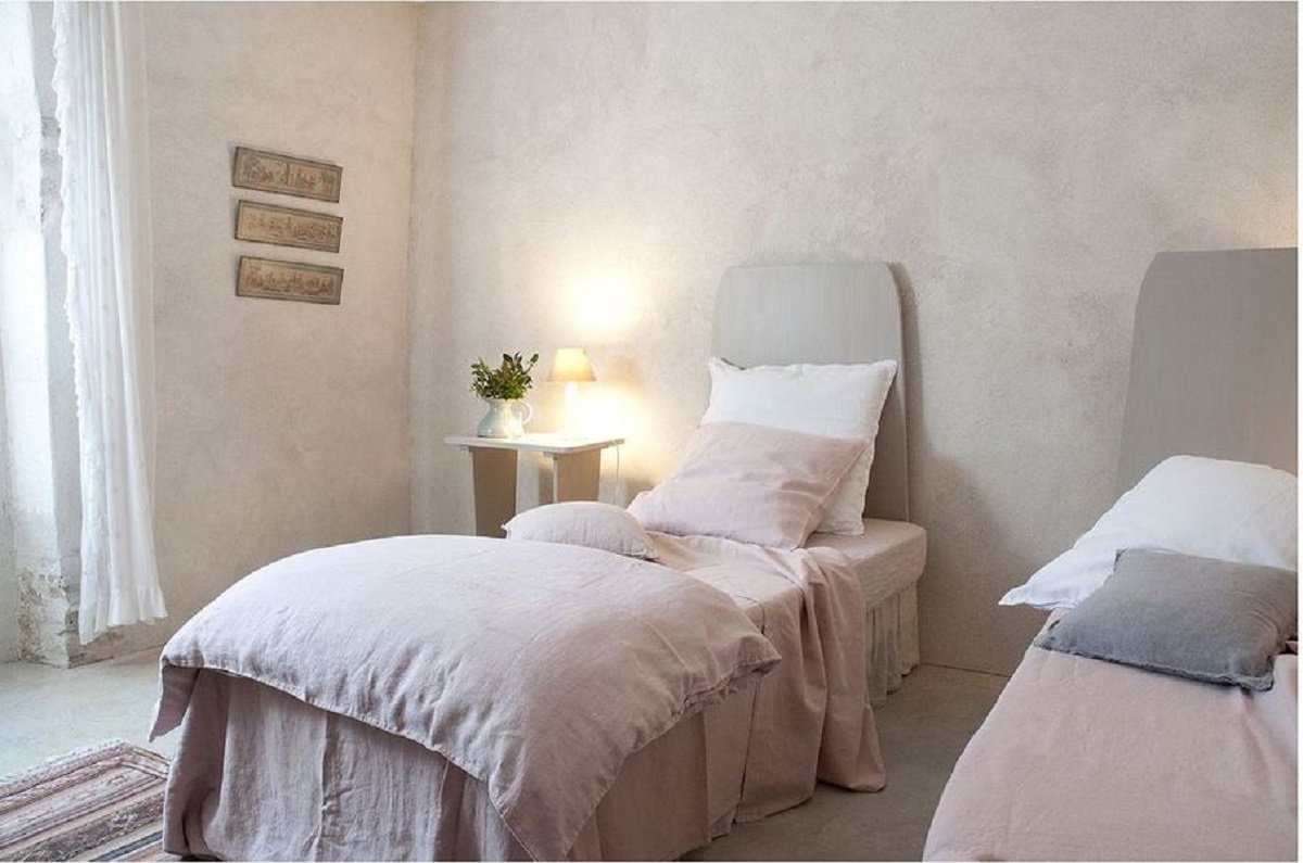 Chambre Provence — lits jumeaux, linge rose poudré