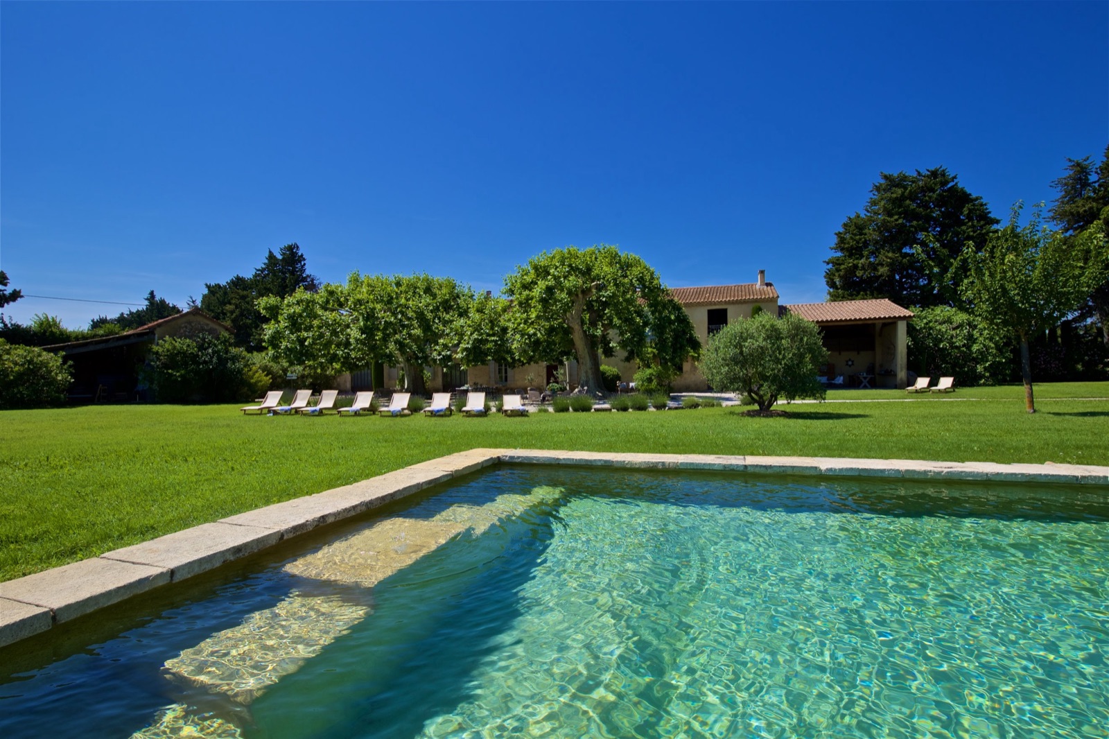 Piscine et mas en arrière-plan