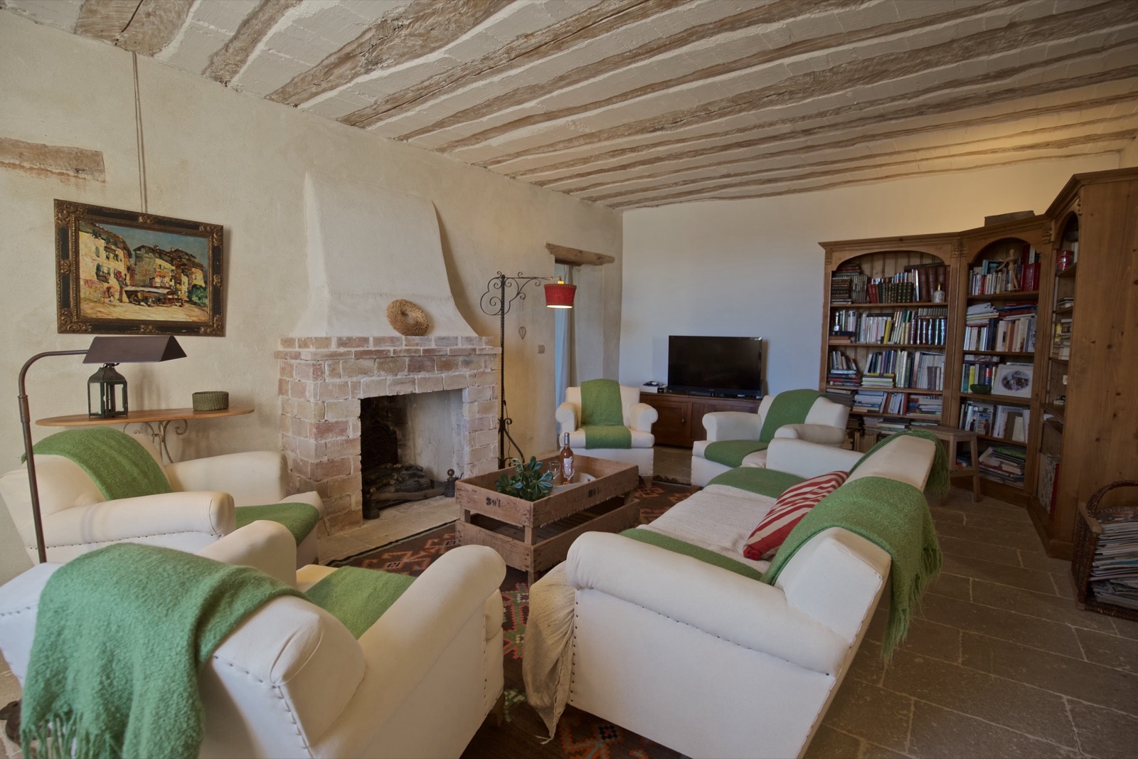 Salon blanc, fauteuils et cheminée