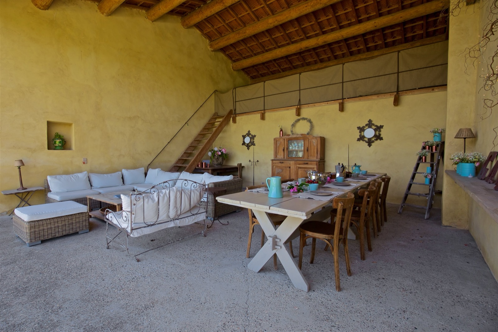Salon extérieur sous la terrasse couverte