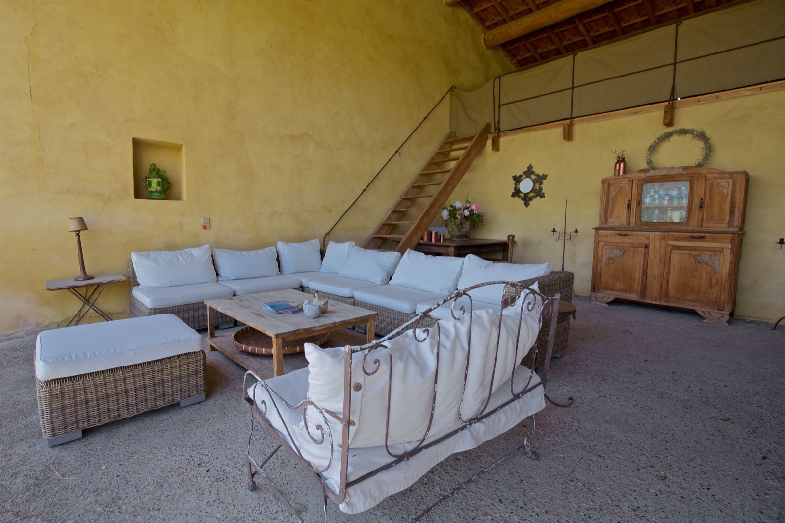 Terrasse couverte et salon extérieur