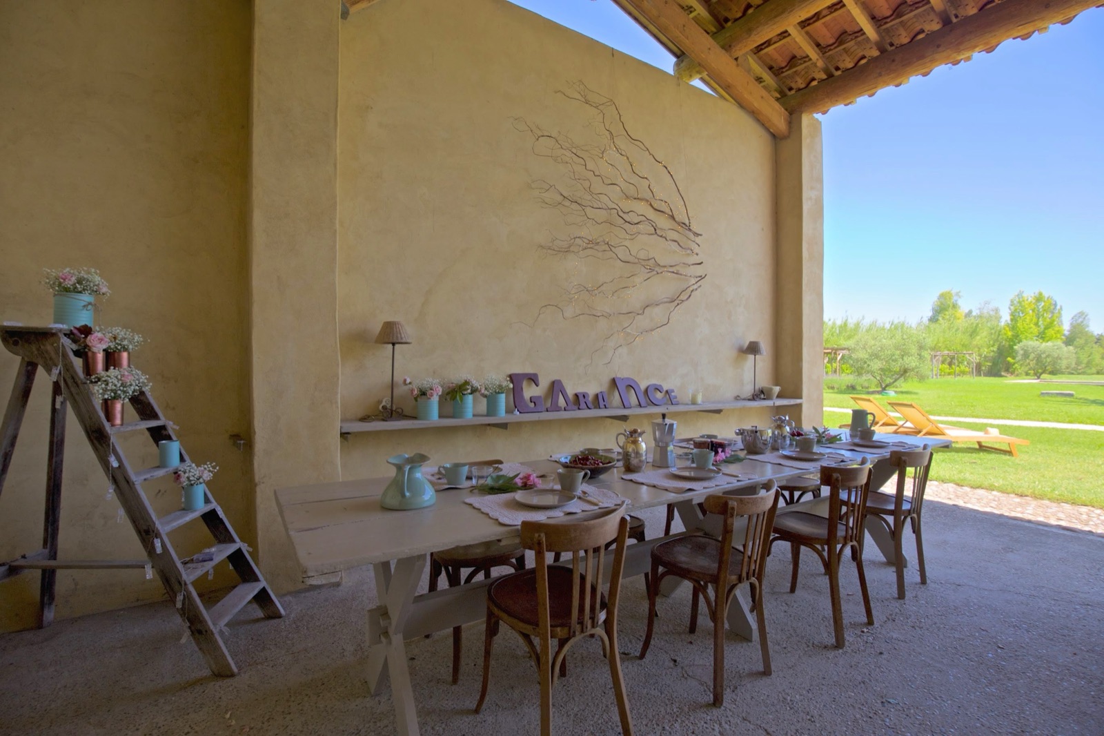 Salle à manger extérieure couverte
