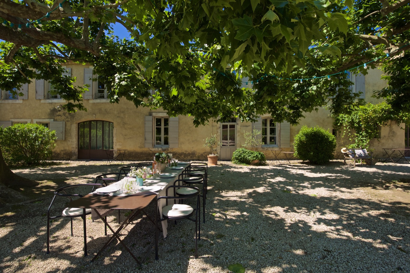 Coin repas sous les platanes